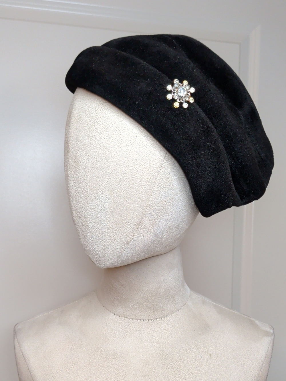 Vintage 60s Mod Beret Slouch Hat Beatnick Style Rhinestone Brooch  SZ 23"